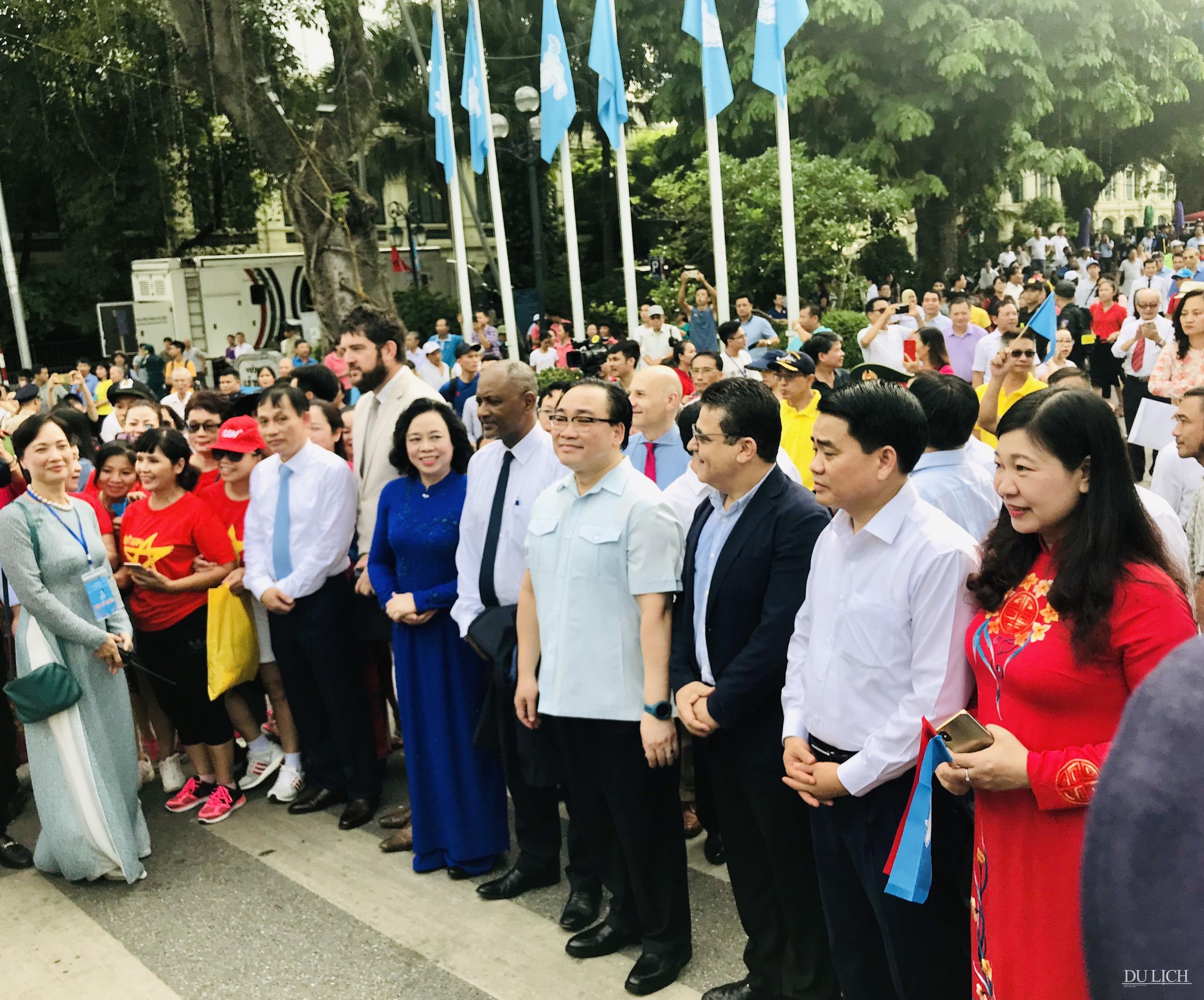 Ủy viên Bộ Chính trị, Bí thư Thành ủy Hoàng Trung Hải cùng các đại biểu tham gia đi bộ vì hoà bình tại không gian phố đi bộ Hồ Gươm